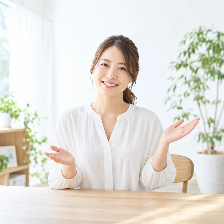やさしい表情で話しかける女性。人物はイメージです。